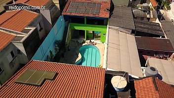 Casal que fazia sexo na piscina e flagrado em plena trepada pro drone - 4K