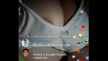 Mulher peituda se mostrando na live no app Jaumo