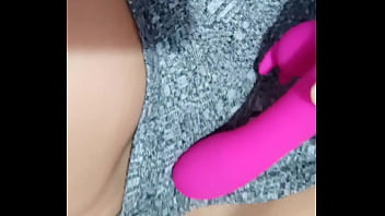 Me meto el vibrador y le envío vídeo a mi vecino,  VIENE A CASA Y SE CORRE DENTRO DE MI