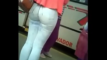 RUBIA ESPERANDO EL BUS