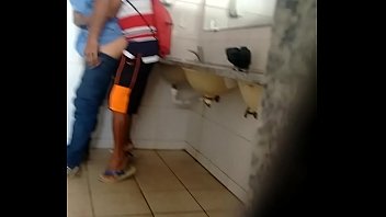 sexo em banheiro publico Brasília