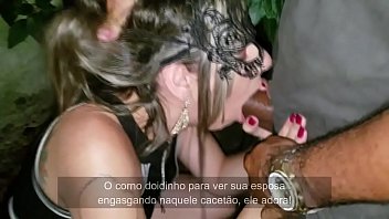 Cristina Almeida em público, na pracinha com um desconhecido dotado, a camisinha estourou de tão grosso que era o cacete do safado, corno manso filma enquanto é humilhado por ela. Dogging 2 - Parte 2/2