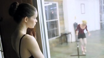 Una bella ballerina lecca l'amica e si masturba