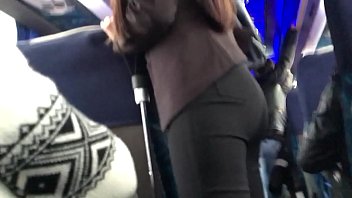 buen trasero en el bus en pantalon negro