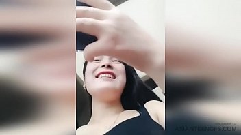 REAL Asian girlfriend is sucking cock in car