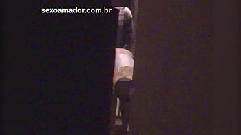 Casal faz sexo de porta aberta e acaba filmado secretamente