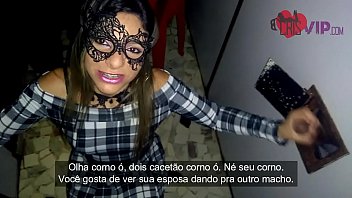 Cris em mais um GLORYHOLE, cabine com buracos, ela chupa, engole porra e leva vara na bucetinha, tudo filmado pelo corninho do maridão que é xingado muito por ela.