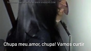 Wifehot, esposa chupando macho na casa de swing, gloryhole