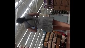 upskirt chavita rica empinada en walmart