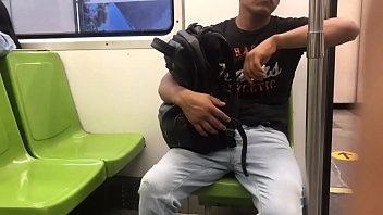 Chacal se agarra el pito en el metro de la cdmx