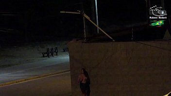 Casal é flagrado pela câmera de segurança da praia. ( Vídeo completo no xvideos red )