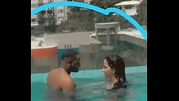 Rapando / Tirando / cogiendo en piscina de Hotel públicamente grabado por clientes