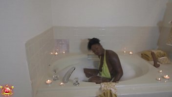 Ebony Babe Cums In Hot Tub