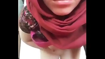 Turkishh Girl Nice Boobs (Kiz Memelerini Aciyor)