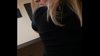 Leonie gibt Blowjob auf der Arbeit