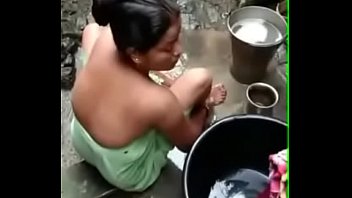 Desi aunty recorded while taking bath