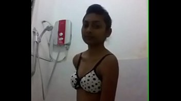 Desi girl taking shoot of her sexy body at the time of bathing