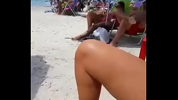 Esposa se exibindo na praia