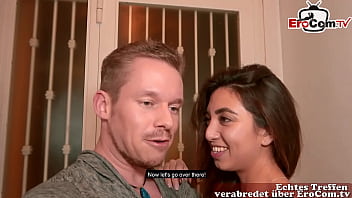 Versaute junge Schlampe mit hübschem Gesicht und kleinen Brüsten datet fremden Mann für Sex